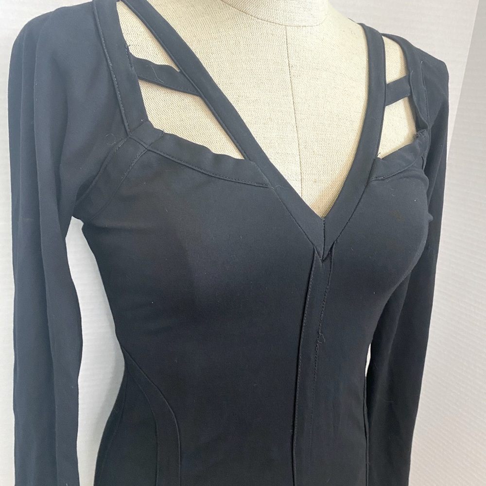 Red by BKE long sleeve cut out vneck top